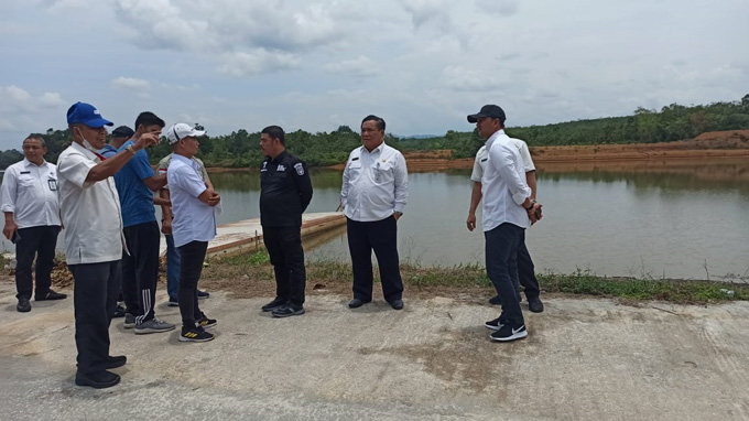 Sekdaprov Riau SF Hariyanto didampingi Ketua KONI Riau Iskandar Hoesin dan Kadispora Riau Boby Rachmat saat meninjau venue dayung Kebun Nopi di Kecamatan Kuantan Mudik, Kabupaten Kuantan Singingi, beberapa waktu lalu.